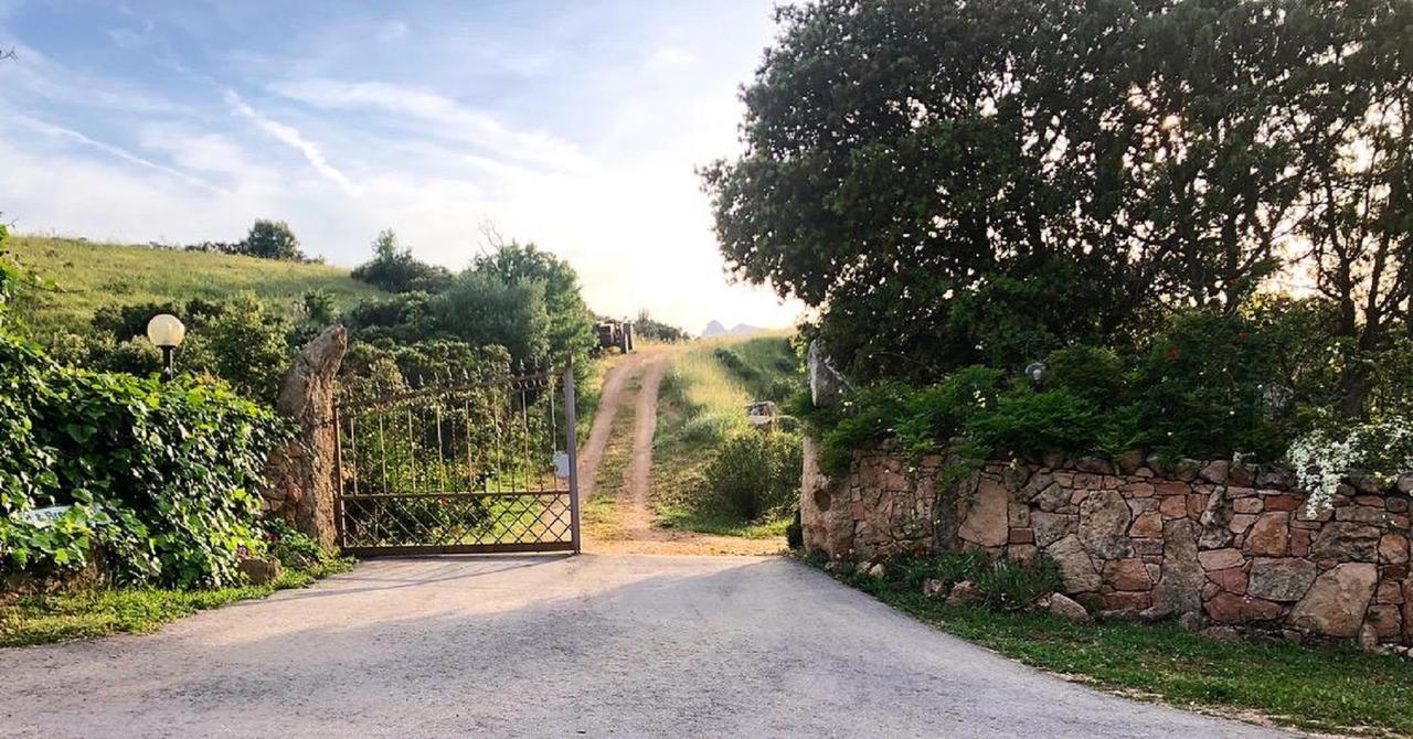 Farm Stay Gli Oleandri Loiri Porto San Paolo Eksteriør bilde